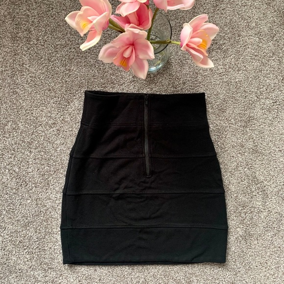 ARITZIA / TALULA / BLACK BANDAGE MINI SKIRT - Picture 4 of 5